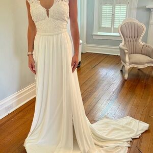 Elegant Ivory Wedding Dress.  Brand New w tags!